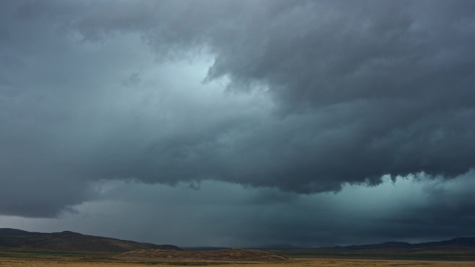 犹他州夏季季风风暴期间闪电击中地面