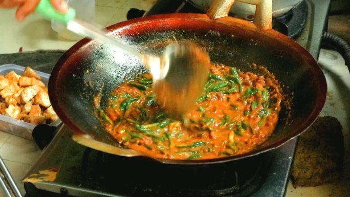 在厨房用满锅煮香辣鹌鹑蛋的过程。