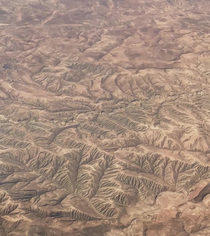 乘客从飞机上俯瞰北非沙漠