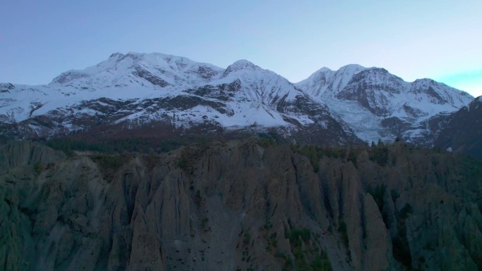 空中俯瞰壮丽壮丽的喜马拉雅山尼泊尔山雪峰在夏天与绿色。安纳普尔纳峰地区。徒步季节的概念和雄伟的风景。