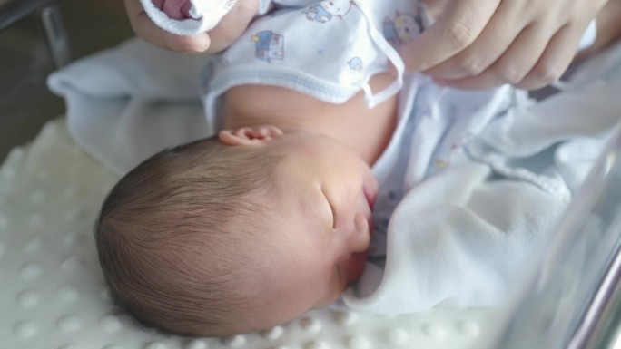 在医院分娩后新生的婴儿