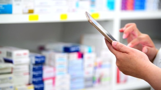 药剂师用电脑平板电脑搜索栏显示在药店货架背景上。。