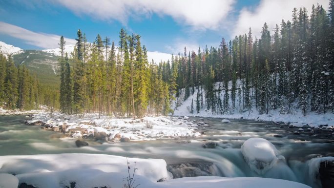 冬日里阳光明媚的瀑布，加拿大阿伯塔省