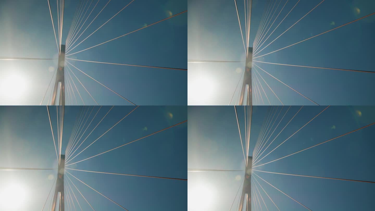 吊桥用钢索支撑，顶着蓝天和阳光