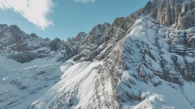 冬季白云石鸟瞰图冰雪积雪高山大山山崖