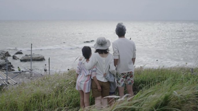 日本人一家人一起看海