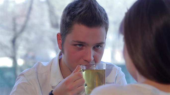 一名男子在咖啡馆里冷却他的茶