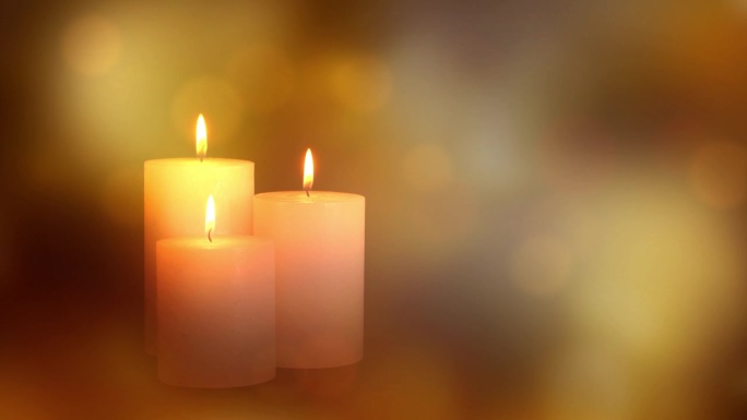 三个缓慢旋转的蜡烛灯孤立在金色散景光动画上，抽象的圣诞装饰背景与复制空间