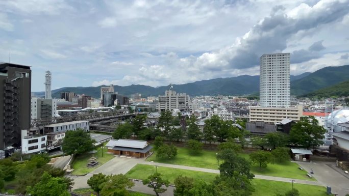 日本山梨县的神府市:神府市的市景。