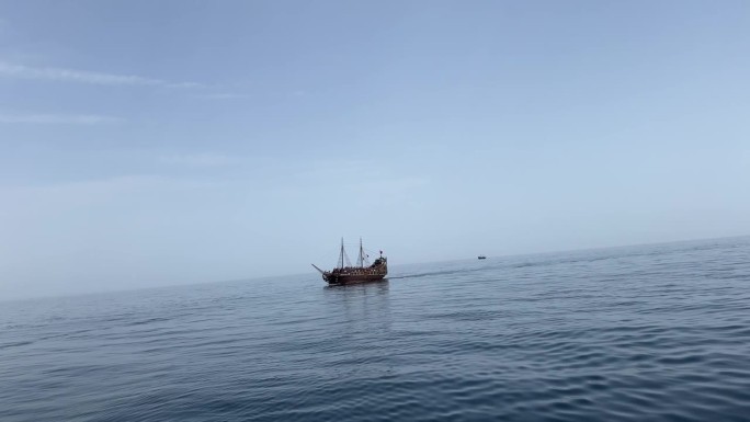 海盗船在湛蓝的天空下航行在遥远的大海上
