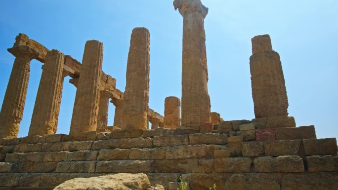 以蓝天为背景的古希腊神庙遗址。