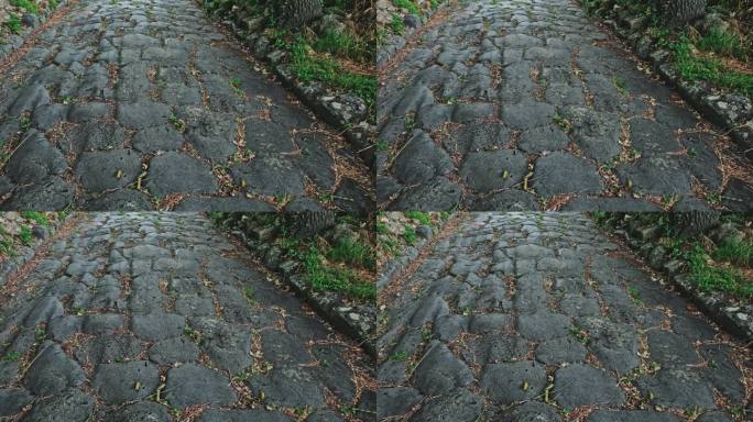 用玄武岩黑色石板铺就的古罗马道路遗迹
