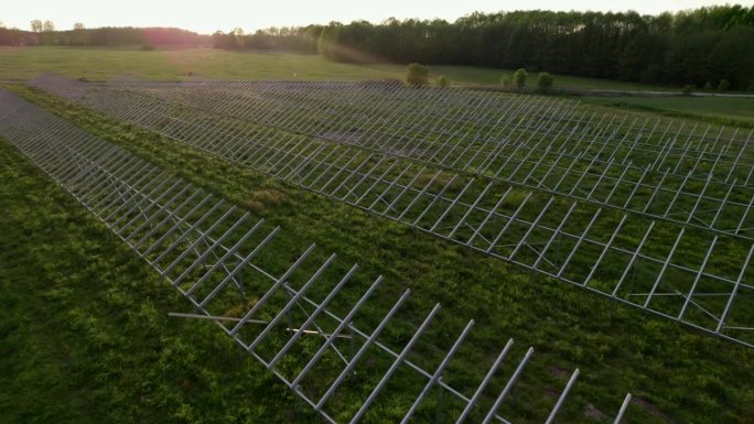 日落时的太阳能电池板农场鸟瞰图，展示了可再生能源的有效利用。