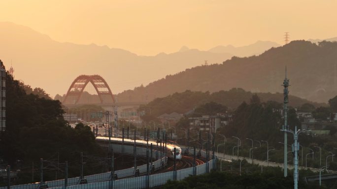 夕阳下的福州站复兴号高铁福厦高铁