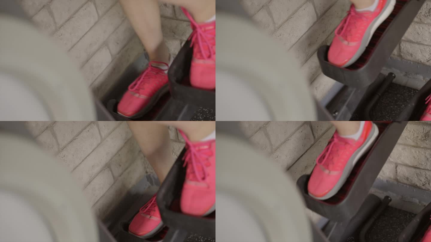 在台阶机器上的粉红色鞋子