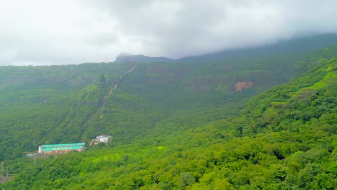 青翠山站在乌云中宽到特写