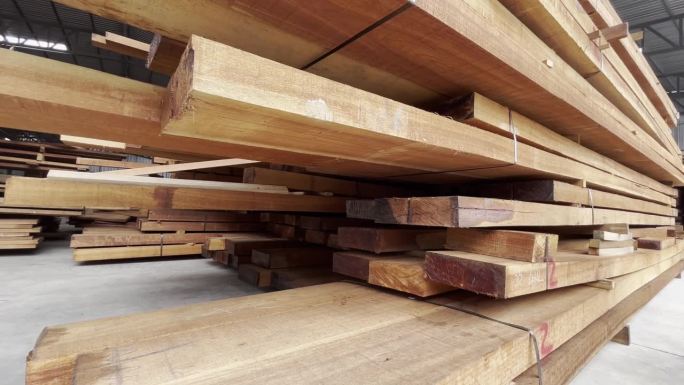 木头堆在锯木厂里。工厂的架子上堆满了木材