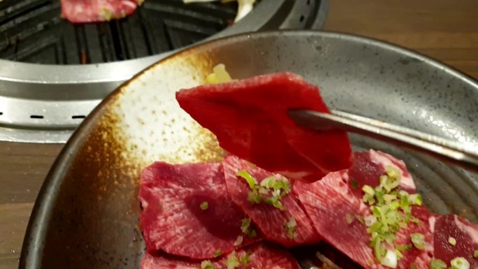 日本料理烧肉牛肉舌gyutan烧烤pov 4k