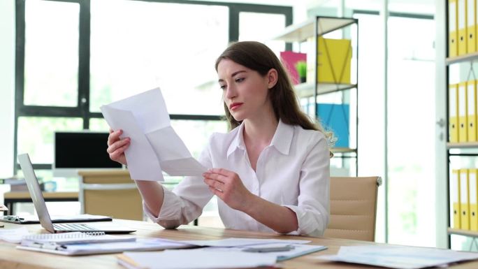 沮丧的女企业家在办公室读到项目失败或破产的坏消息
