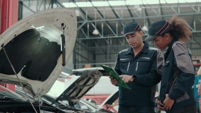 汽车机械师检查和维修车间的发动机车。