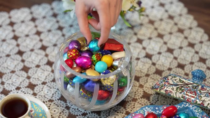 五颜六色的斋月开斋节糖果和巧克力，传统奥斯曼美食甜点照片，Üsküdar伊斯坦布尔，土耳其