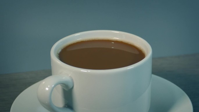 将糖倒入咖啡，牛奶或黑咖啡