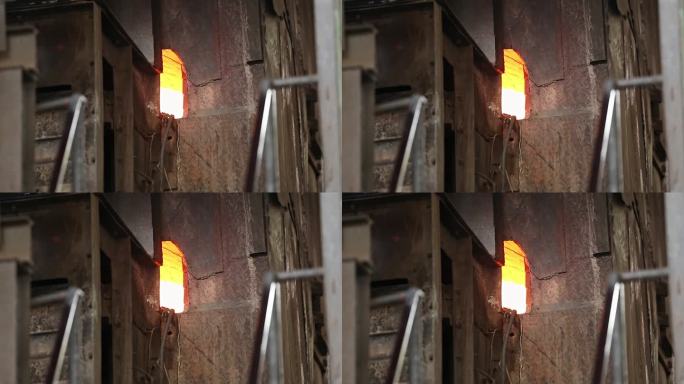 生产过程中工厂窑炉内熊熊燃烧的视频