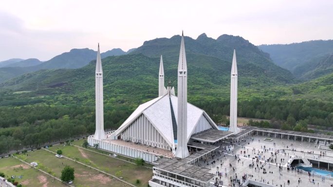 费萨尔清真寺的空中无人机日落场景是世界上最大的清真寺之一，位于巴基斯坦的伊斯兰堡。