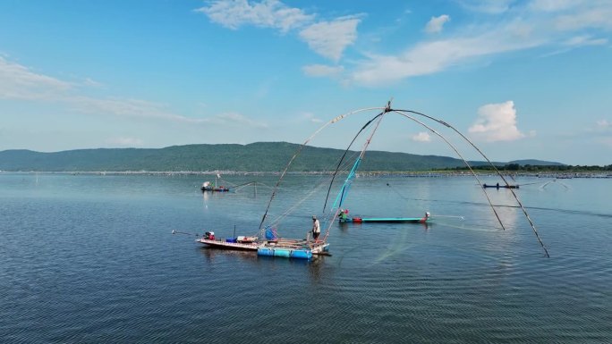 鸟瞰图，一名男子在泰国的湖中钓鱼。