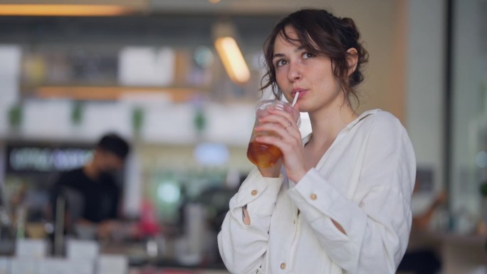 一个女人在咖啡馆喝咖啡的画像