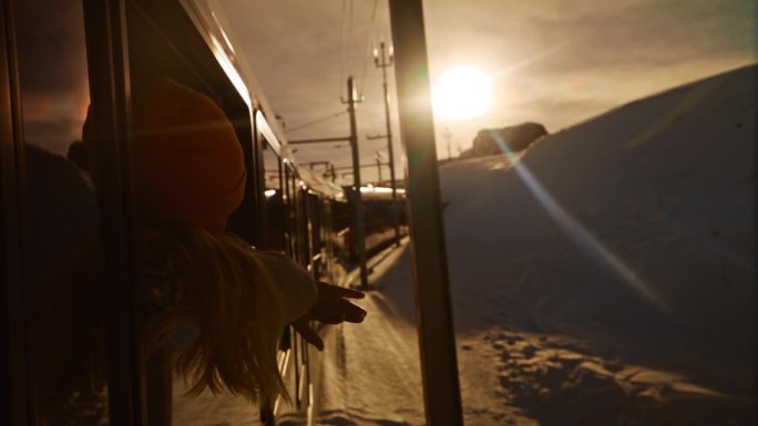 日落时分，女人们在瑞士阿尔卑斯山乘坐著名的冰川火车
