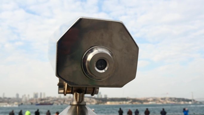 投币双筒望远镜俯瞰城市，