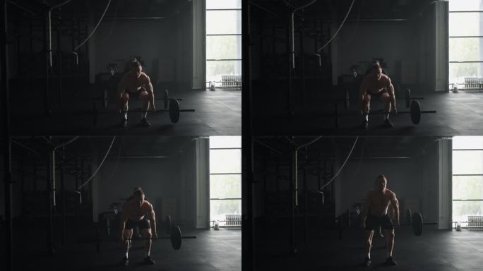 两个举重运动员在健身俱乐部举杠铃，黑暗中肌肉发达的男性剪影