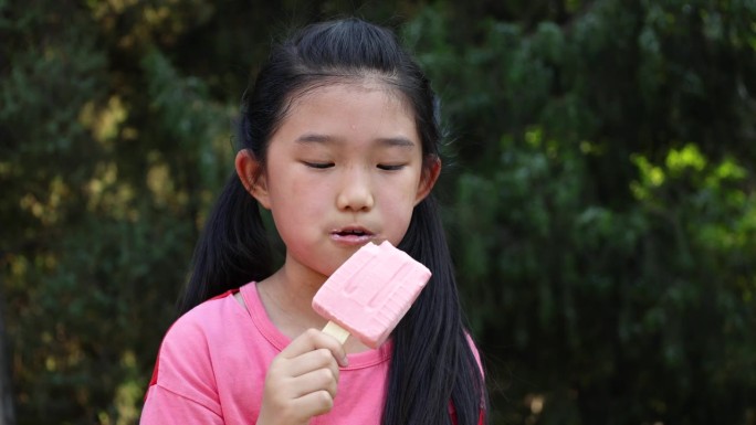 小女孩吃冰棍
