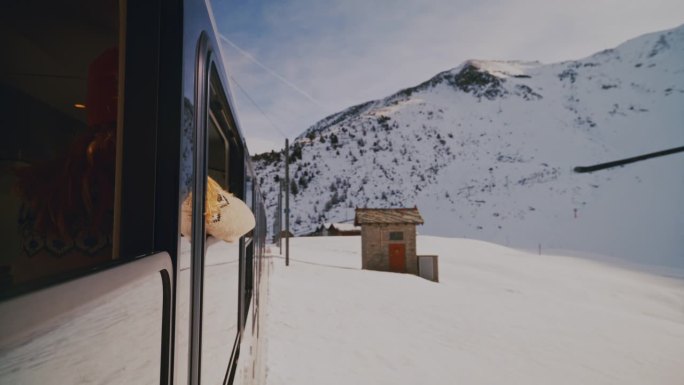 女人们在瑞士阿尔卑斯山享受着著名的冰川火车之旅