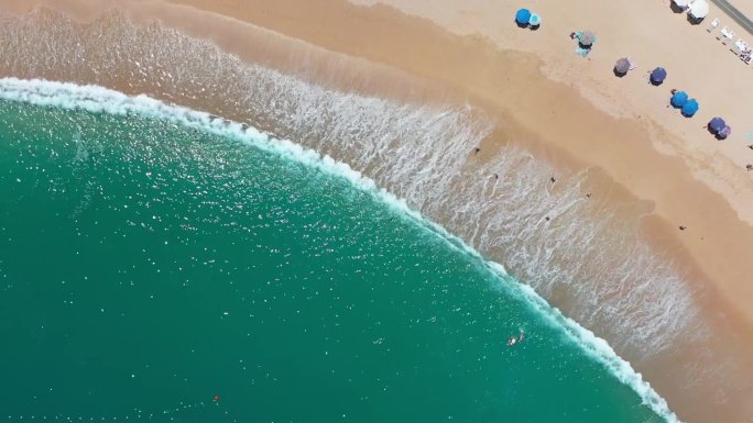 从空中俯瞰墨西哥洛斯卡沃斯海滩。海浪拍打着海滩。
