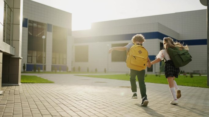 早上跑去上课的欢快的小学生，男女同学