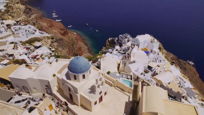 希腊圣托里尼岛沿海小镇鸟瞰图，四面环海。电影4 k。