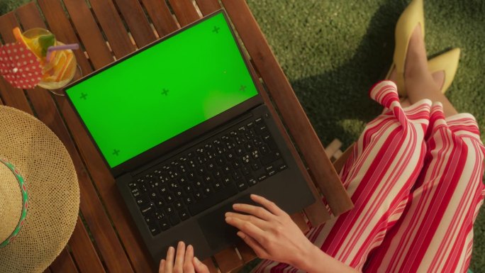 顶部视图匿名妇女使用笔记本电脑模拟绿屏Chromakey显示与运动跟踪占位符。女首席执行官坐在她最喜