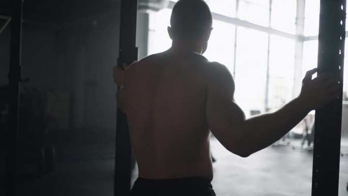 肌肉男在健身俱乐部，运动员在健身中心裸身训练和散步