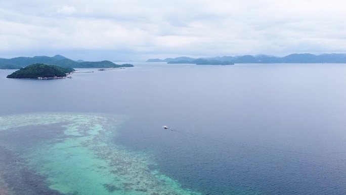 上升鸟瞰图海洋，珊瑚礁生态系统，渔船和热带岛屿在科隆湾，巴拉望岛，菲律宾，东南亚
