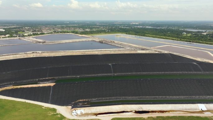河景磷石膏堆鸟瞰图，在佛罗里达州坦帕附近的大型露天磷石膏废物储存。肥料生产工业中磷酸盐处理和加工的副