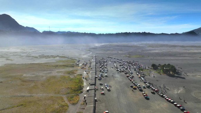 鸟瞰停在印尼布罗莫火山附近的旅游吉普车