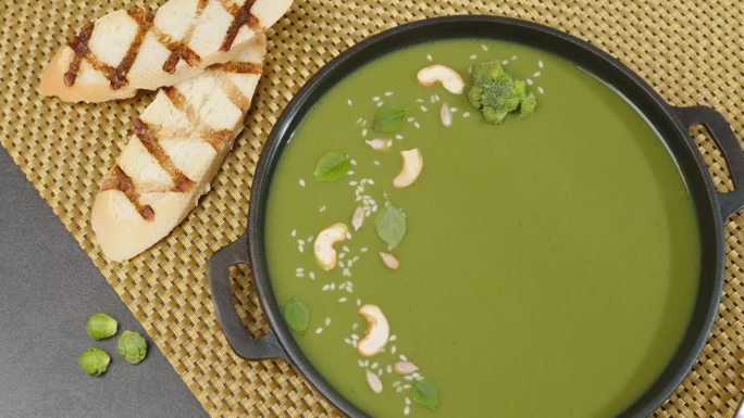 素食菠菜汤与西兰花在碗旋转在桌面视图