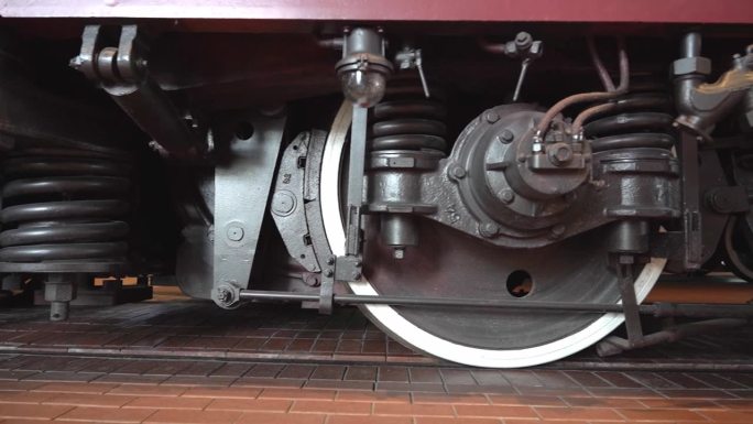 巨大的黑色钢铁机车车轮与杠杆系统
