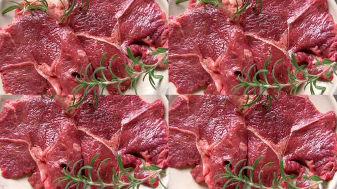 红肉俯视图。切好的牛排在木制砧板上旋转。平的。新鲜的生肉加上香料和香草。黑安格斯牛排上等肉t骨，纽约
