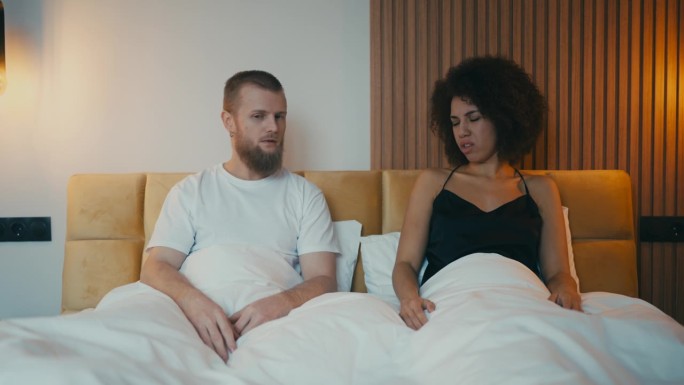 不同种族的夫妻在床上争吵，感情上的误解，冲突