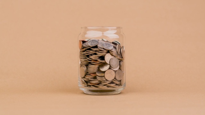 存钱，硬币在玻璃罐里，存钱，收入，工资，投资，投资利润，分红，现金流，日常用钱，储蓄概念。