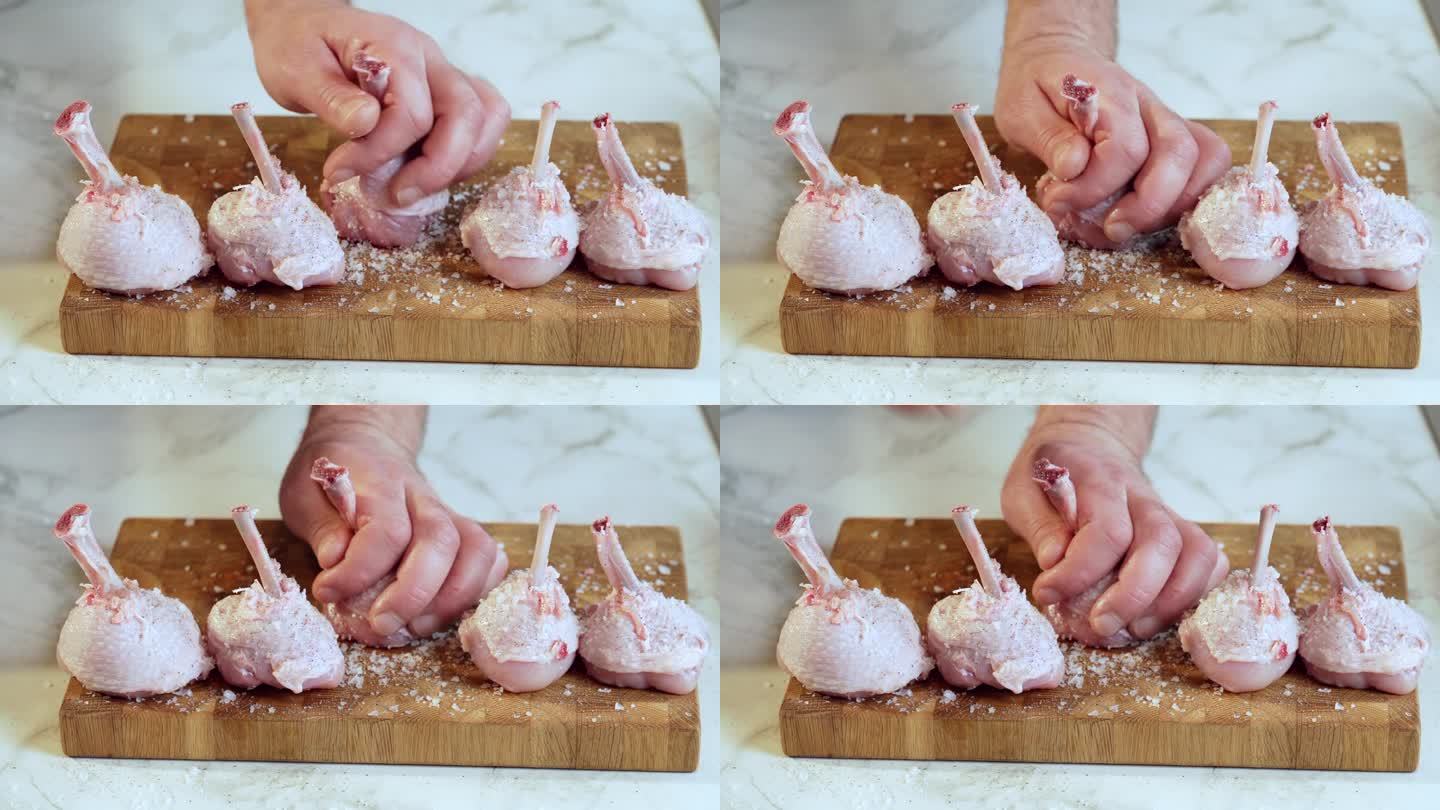 准备煎鸡腿。撒上香料的生鸡腿。