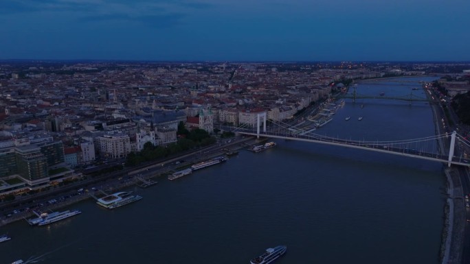 前锋在大都市宽阔的多瑙河上飞翔。吊桥及海旁的交通。黄昏的城市风光。匈牙利布达佩斯